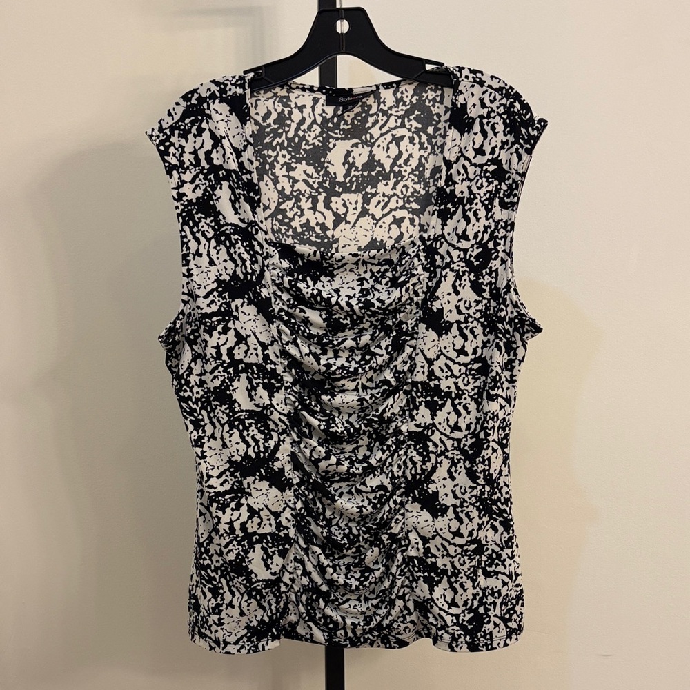 Women's Black and White Patterned Top